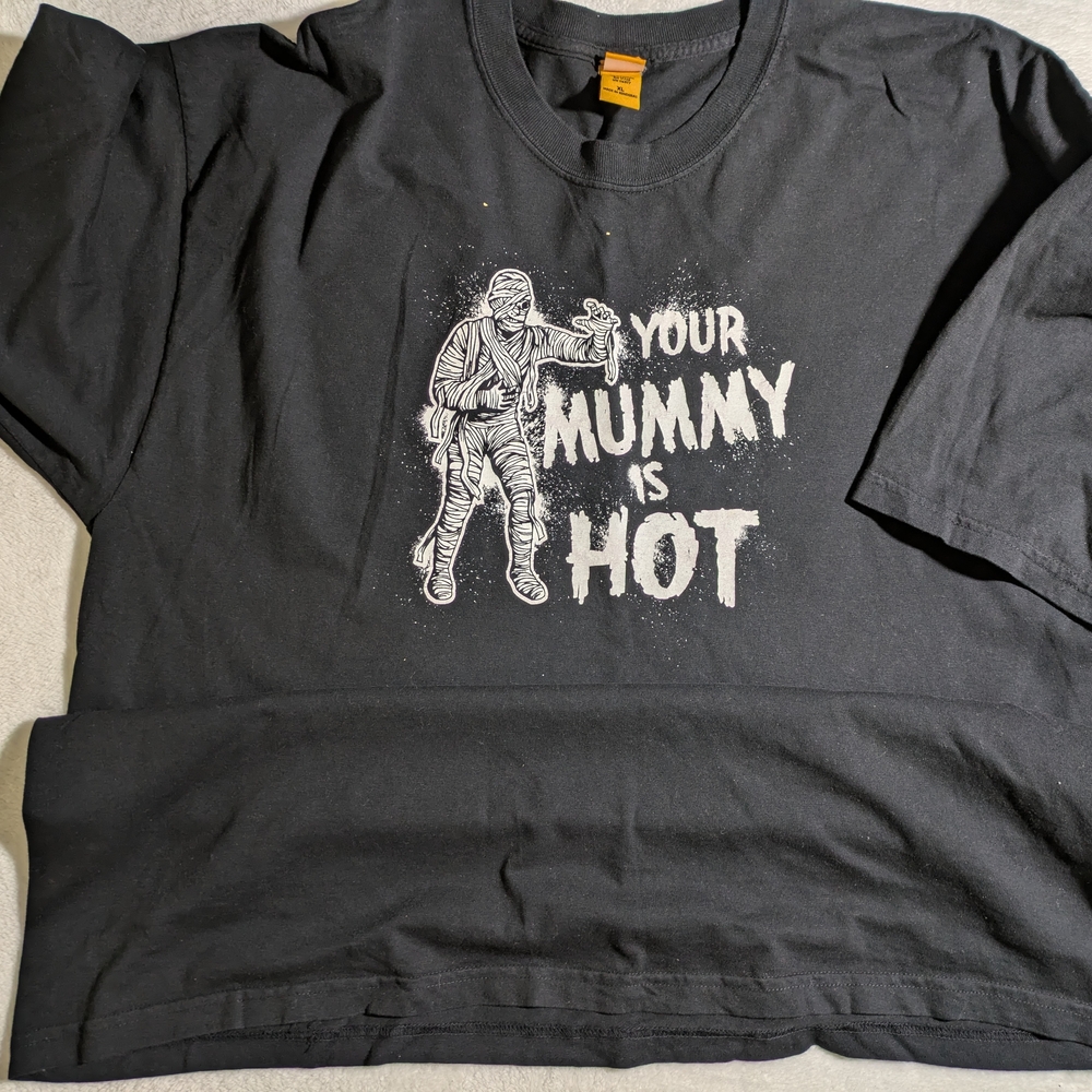 Your Mummy Is Hot Mens XL T Shirt Black Graphic Halloween Horror Funny Humor